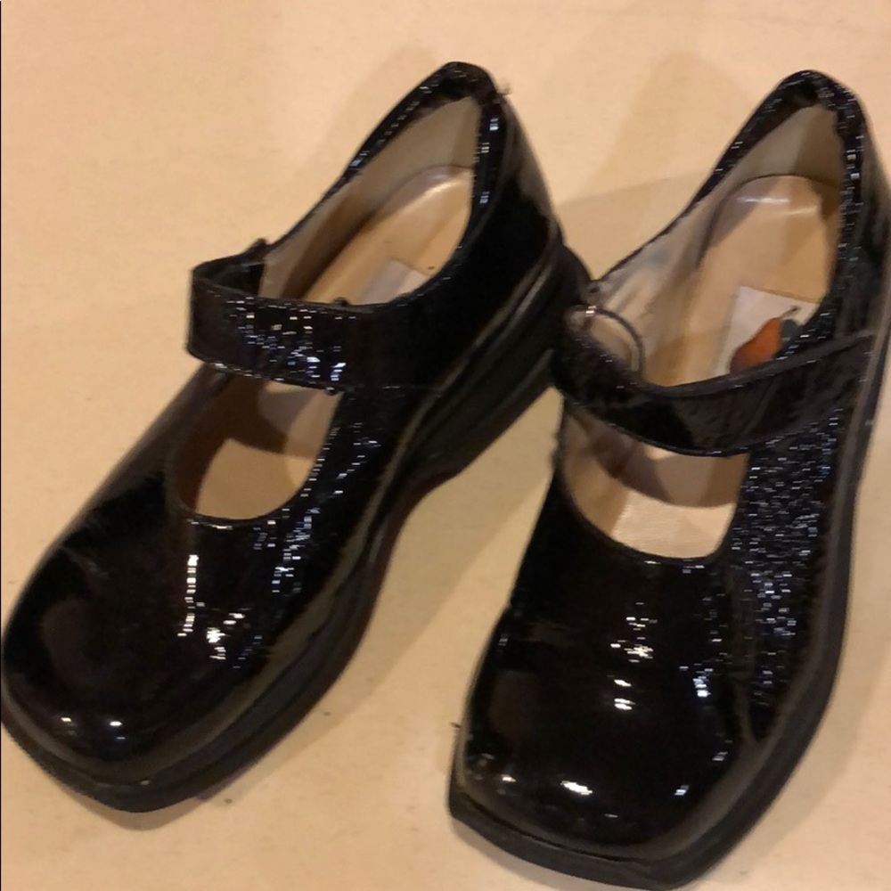 Girls black leather patent shoes